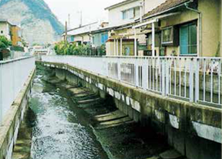 コ形開渠施工画像