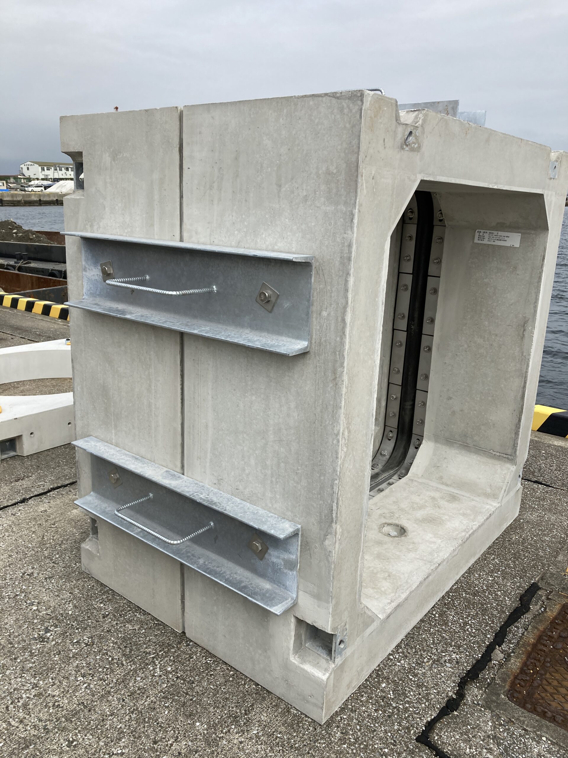 施工事例紹介]横須賀市大津港防波堤拡張工事 | 鶴見コンクリート