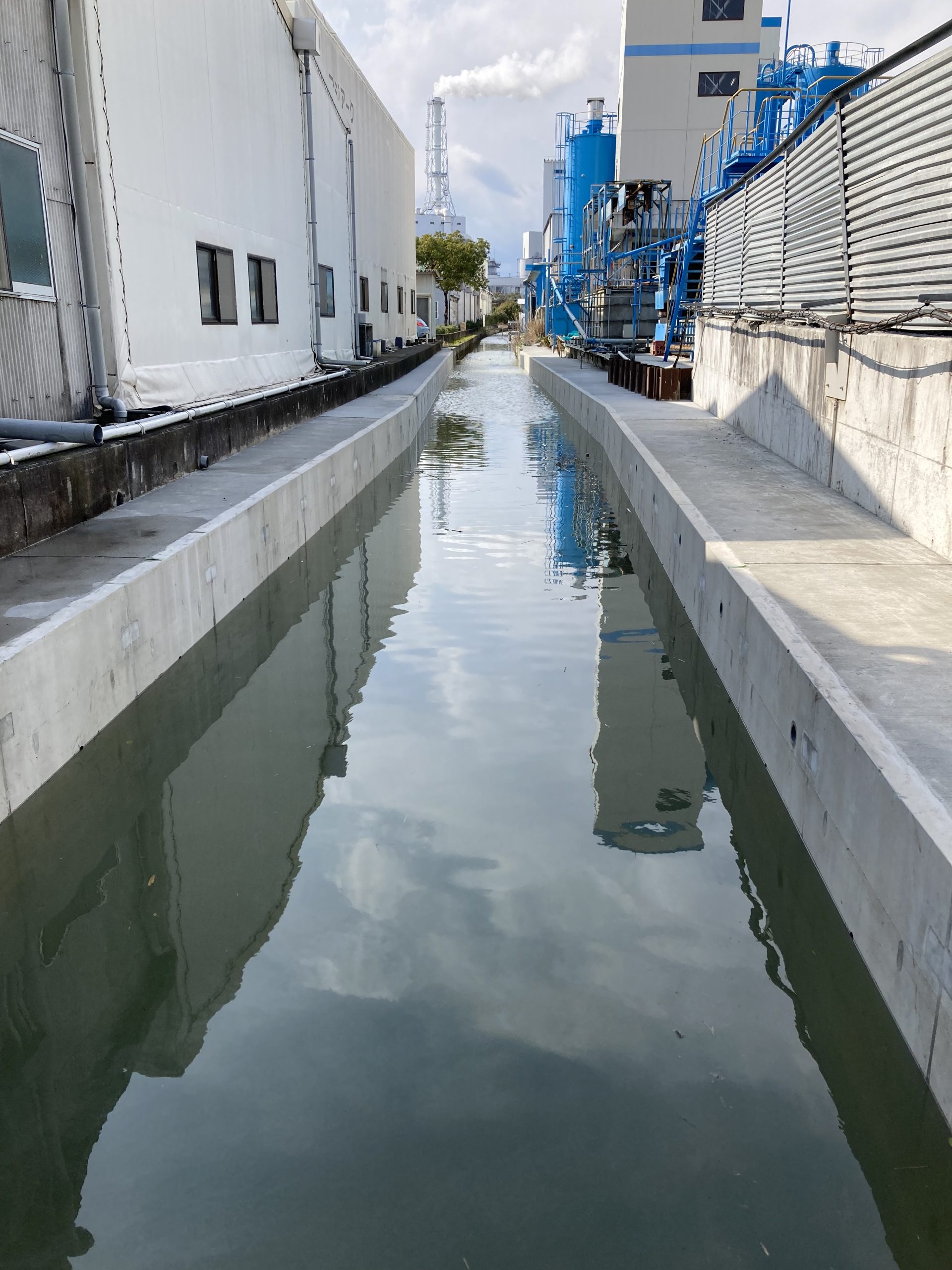 実・絵排水・衝生設備用設計・施工・見積の実際 施工事例紹介]L形開渠ブロック | 鶴見コンクリート株式会社 Tsurumi
